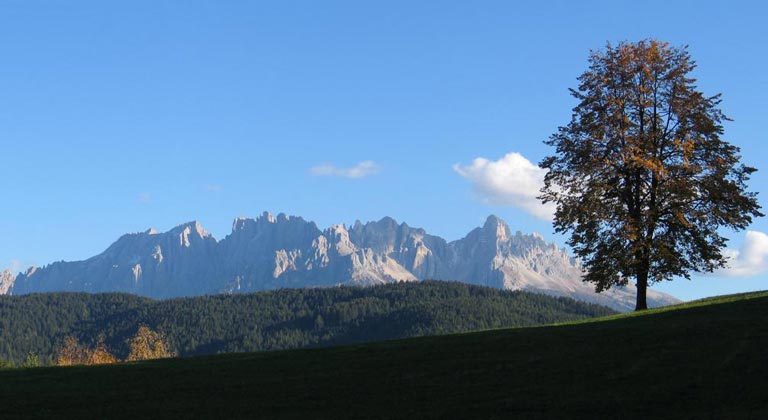 Blick auf die Latemar-Gruppe in Südtirol