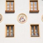Fassade Peter-Anich-Haus mit Porträts von Peter Anich, Blasius Hueber und Christus