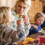 Für Kinder im ein Highlight - Schnitzel mit Pommes auf der Rosskogelhütte