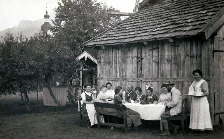 Erste Gäste um die Jahrhundertwende in Oberperfuss - ca. 1910